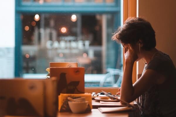 étudiant préparant exam dans café