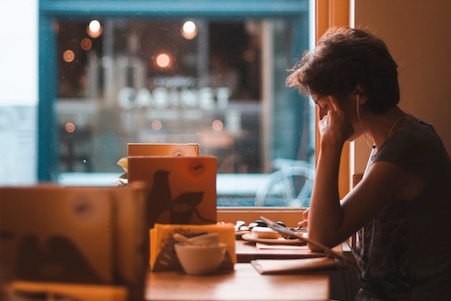 étudiant dans café