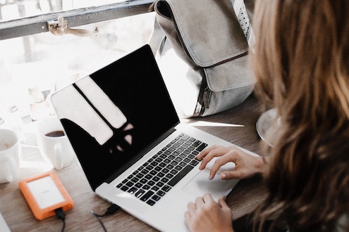 étudiante sur bureau