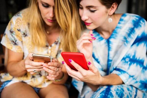 femmes avec telephone