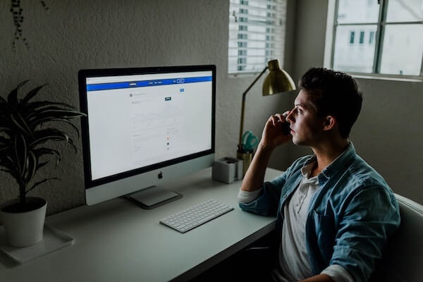 homme a son bureau