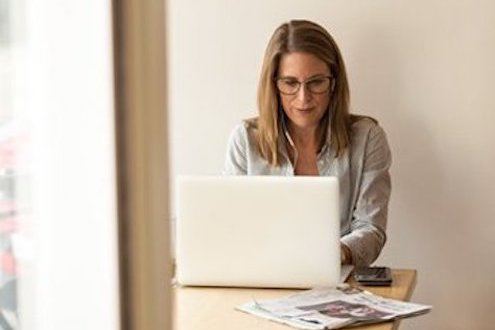 femme devant ordinateur