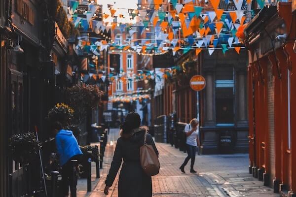 femme qui marche dans une rue de Dublin